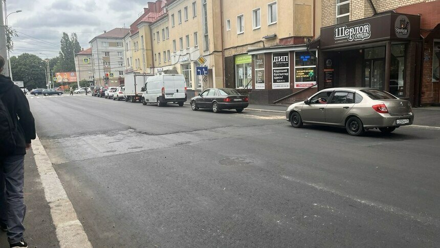 В мэрии Калининграда прокомментировали, почему не заасфальтирован кусок дороги после ремонта на Озерова | Фото: Александр Подгорчук