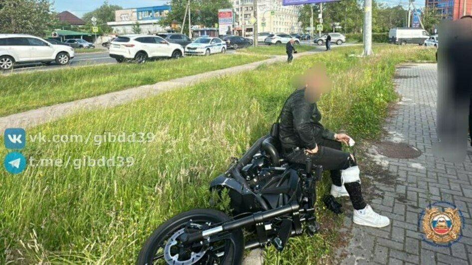 Выехал на встречку и улетел в кювет: в Калининграде на Советском проспекте мотоциклист врезался в легковушку - Новости Калининграда | Фото: ГАИ