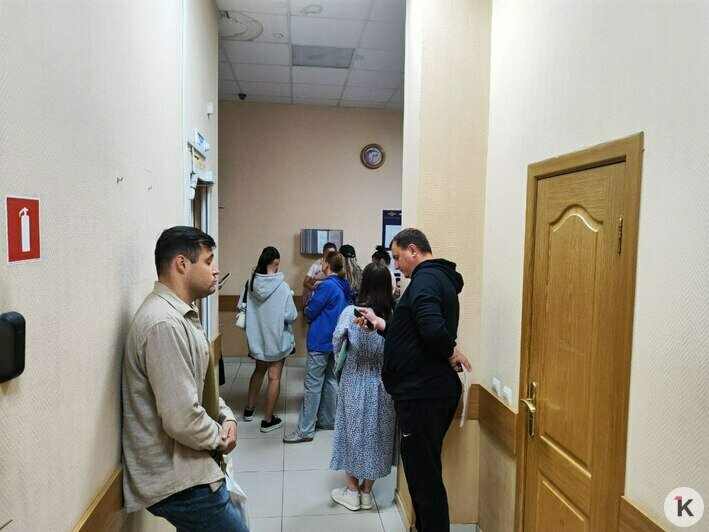 «Терпи, сынок»: на Буткова мамы с детьми снова часами стоят в очереди за штампом в свидетельстве о рождении (репортаж) - Новости Калининграда | Фото: «Клопс»