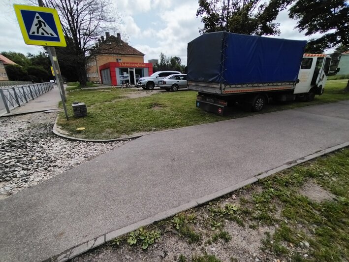 «Больше негде?»: в Калининграде машина дорожной службы припарковалась на газоне и возмутила местных жителей (фото) - Новости Калининграда | Фото: Денис Горшков 