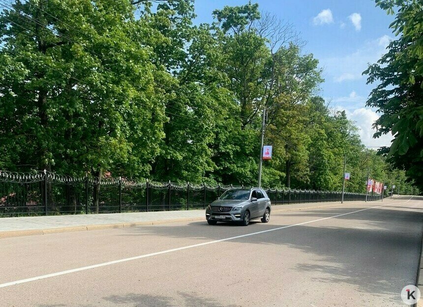 Плевать на правила: лихач на GLE с тремя девятками чуть не сбил пешеходов у памятника 1 200 гвардейцам в Калининграде (фото) - Новости Калининграда | Фото: Дмитрий