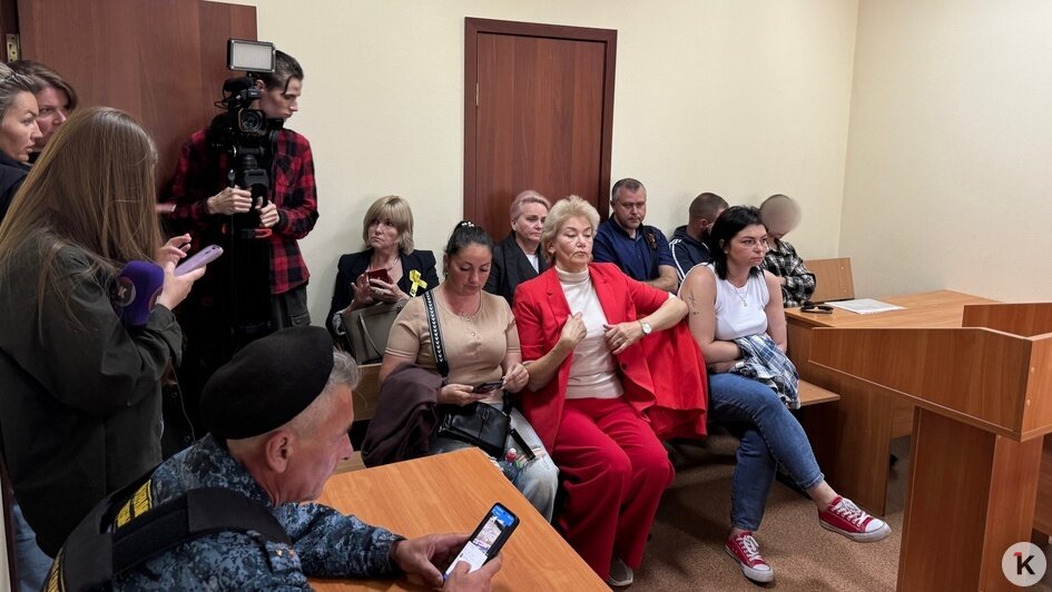 Желающие присутствовать в зале суда смогли разместиться только после перерыва, когда некоторые из них ушли. | Фото: «Клопс»