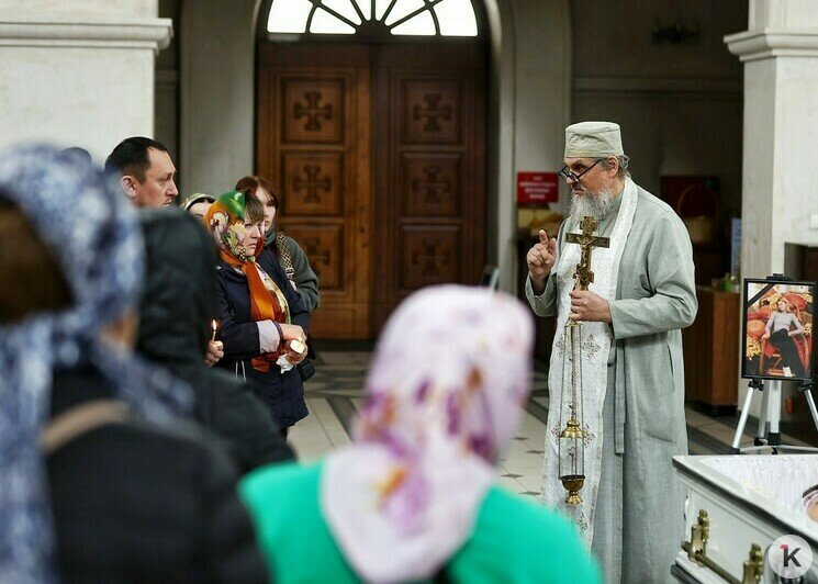 Нежно-белые розы и несбывшиеся мечты: в Калининграде похоронили девушку, погибшую из-за упавшего каштана (репортаж) - Новости Калининграда | Фото: Александр Подгорчук / «Клопс»