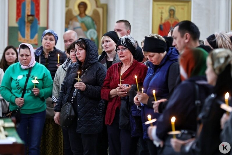 Нежно-белые розы и несбывшиеся мечты: в Калининграде похоронили девушку, погибшую из-за упавшего каштана (репортаж) - Новости Калининграда | Фото: Александр Подгорчук / «Клопс»