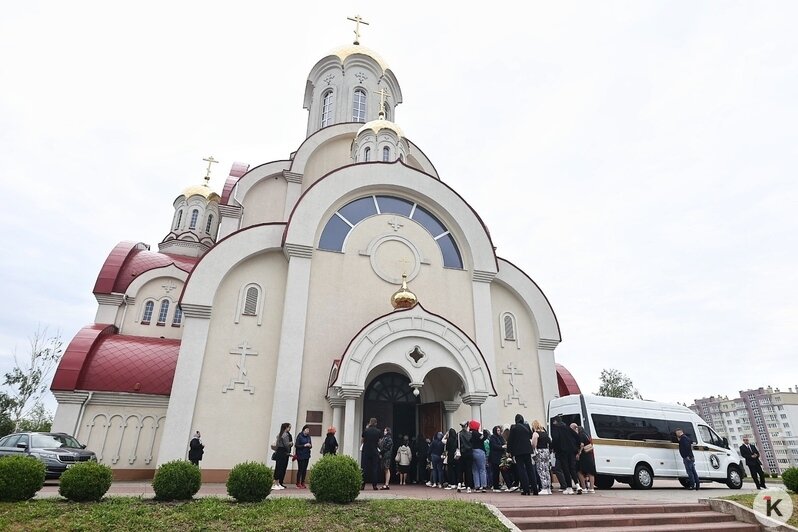 Нежно-белые розы и несбывшиеся мечты: в Калининграде похоронили девушку, погибшую из-за упавшего каштана (репортаж) - Новости Калининграда | Фото: Александр Подгорчук / «Клопс»