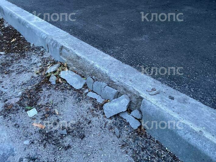 Новые бордюры на Воздушной уже разваливаются, ровно уложить их не получилось. | Фото: очевидец
