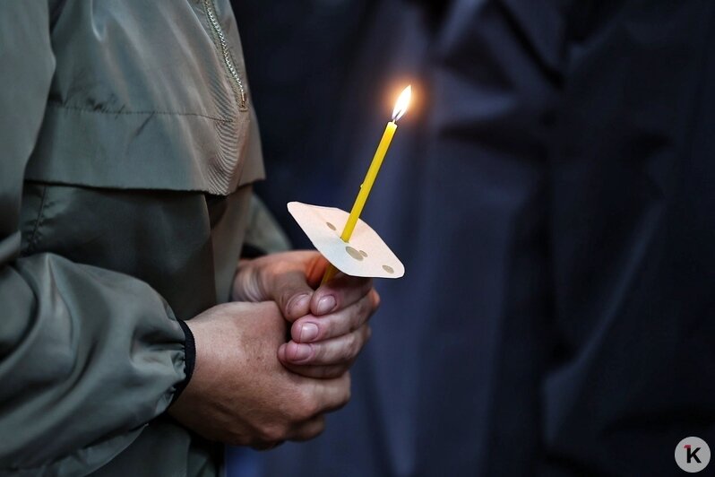 Нежно-белые розы и несбывшиеся мечты: в Калининграде похоронили девушку, погибшую из-за упавшего каштана (репортаж) - Новости Калининграда | Фото: Александр Подгорчук / «Клопс»