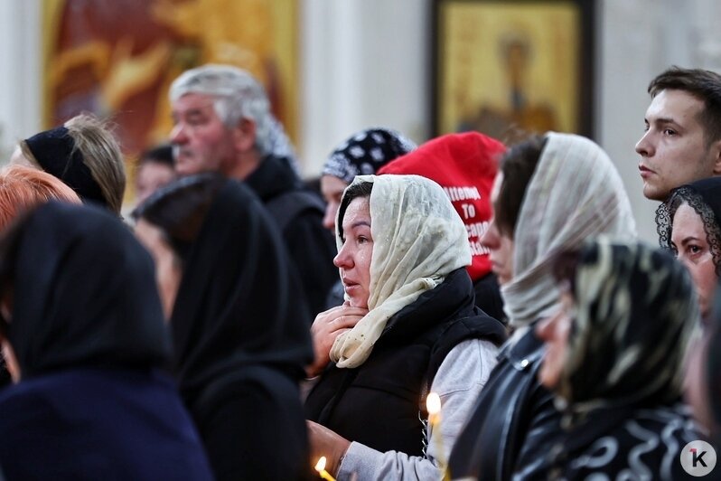 Нежно-белые розы и несбывшиеся мечты: в Калининграде похоронили девушку, погибшую из-за упавшего каштана (репортаж) - Новости Калининграда | Фото: Александр Подгорчук / «Клопс»