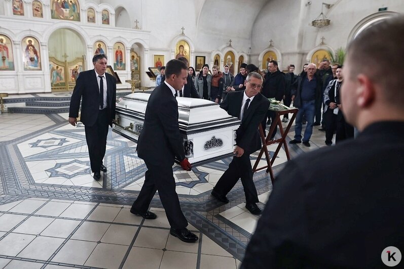 Нежно-белые розы и несбывшиеся мечты: в Калининграде похоронили девушку, погибшую из-за упавшего каштана (репортаж) - Новости Калининграда | Фото: Александр Подгорчук / «Клопс»