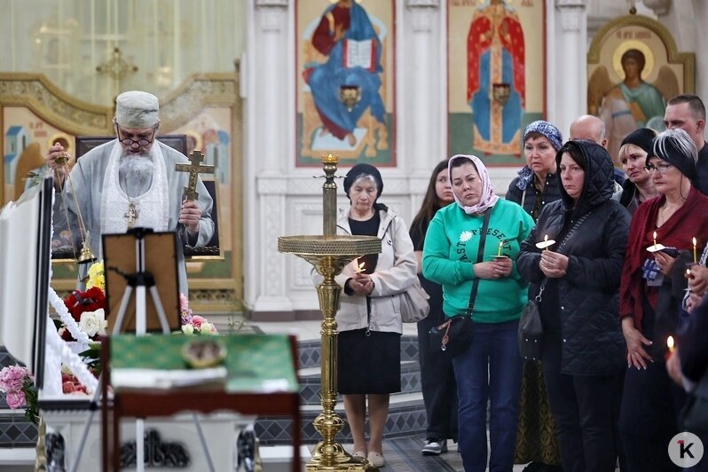 Нежно-белые розы и несбывшиеся мечты: в Калининграде похоронили девушку, погибшую из-за упавшего каштана (репортаж) - Новости Калининграда | Фото: Александр Подгорчук / «Клопс»