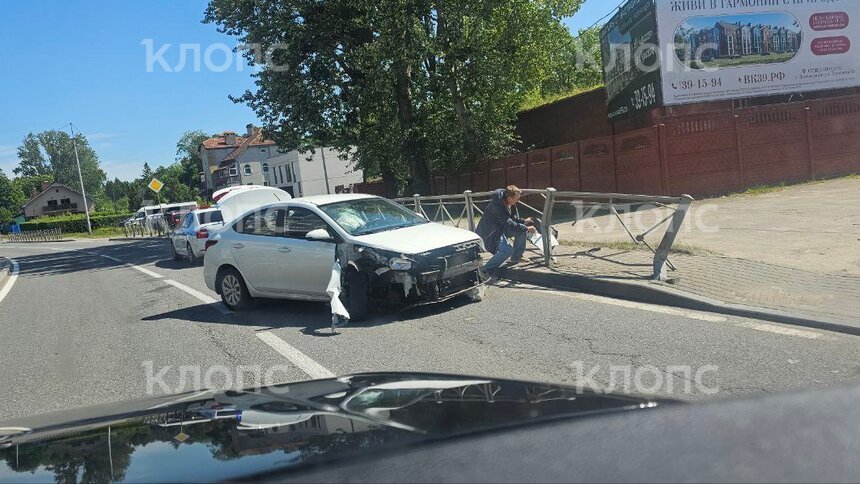 На выезде из Зеленоградска водитель легковушки не справился с управлением и врезался в ограждение  - Новости Калининграда | Фото: очевидец 