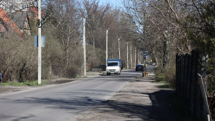 Владельцев висящих на столбах вдоль Орудийной проводов попросили проверить свои договоры - Новости Калининграда | Фото: администрация Калининграда 