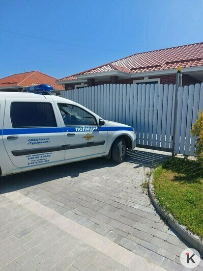Соседи собрались у дома женщины и требуют вернуть собаку владельцам | Фото: очевидец