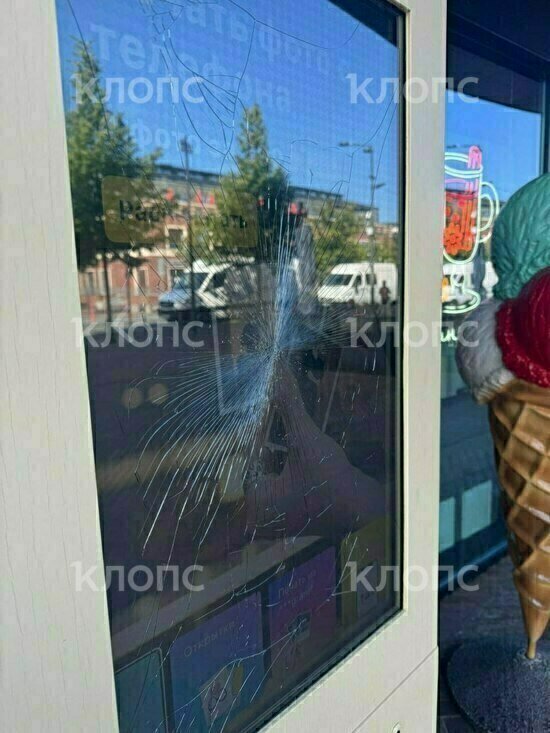 Вышли из рюмочной и разгромили уличный аппарат фотопечати: в Калининграде вандалы повредили дорогостоящее устройство (видео)   - Новости Калининграда | Фото: очевидец