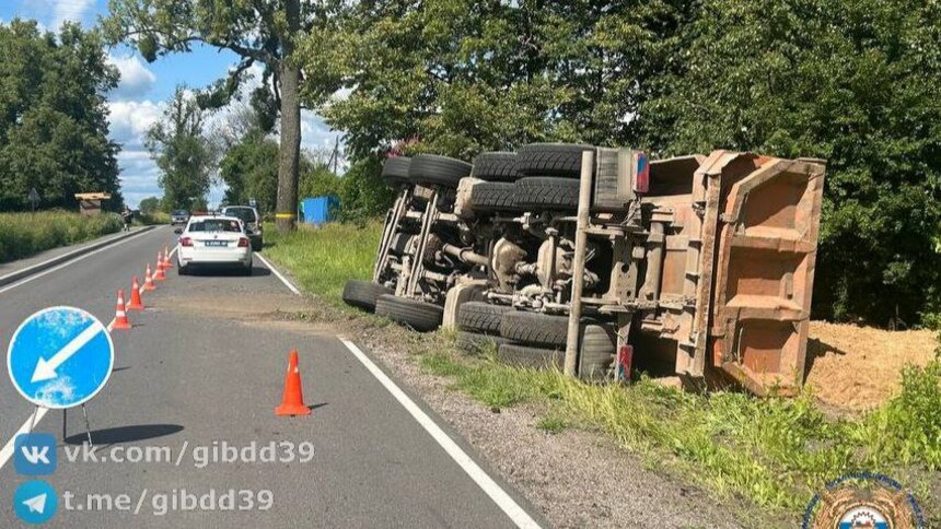 В ГАИ рассказали подробности ДТП на въезде в Краснознаменск, где самосвал с песком опрокинулся в кювет   - Новости Калининграда | Фото: ГАИ Калининградской области 
