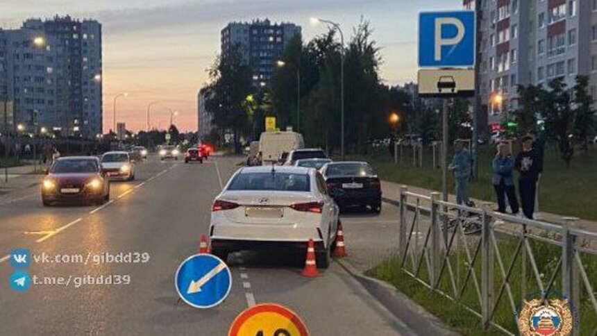 На Флотской водитель легковушки попытался припарковаться у дороги и сбил велосипедиста  - Новости Калининграда | Фото: ГАИ Калининградской области 