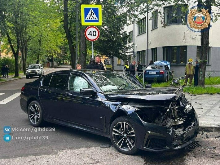 Унесло в забор: в Калининграде столкнулись две машины - Новости Калининграда | Фото: ГАИ
