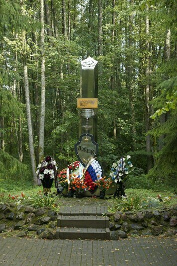 Как менялся памятник разведчику Павлу Крылатых. | Фото: Виктор Медведев