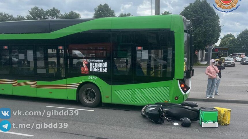 На Московском проспекте мотоциклист врезался в припарковавшийся на остановке троллейбус  - Новости Калининграда | Фото: ГАИ Калининградской области 