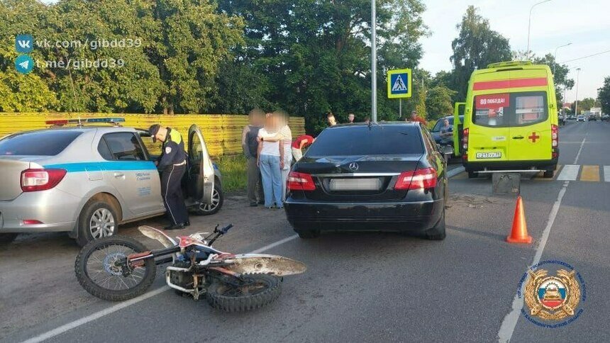 В Луговом подросток ехал на заднем колесе питбайка  и попал под легковушку, которая объезжала затор по встречке   - Новости Калининграда | Фото: Госавтоинспекция Калининградской области
