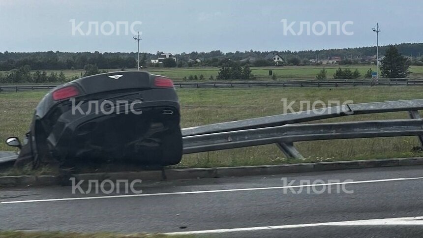 На Приморском кольце у поворота на Коврово Bentley врезался в отбойник   - Новости Калининграда | Фото: очевидец