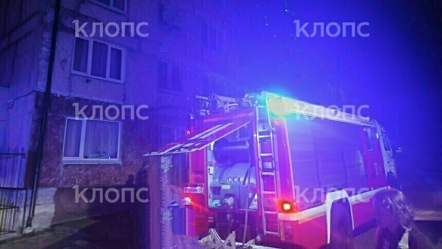 «Дыма столько, что мы чуть все не погибли»: в Зеленоградске загорелась пятиэтажка (видео) - Новости Калининграда | Фото: очевидцы