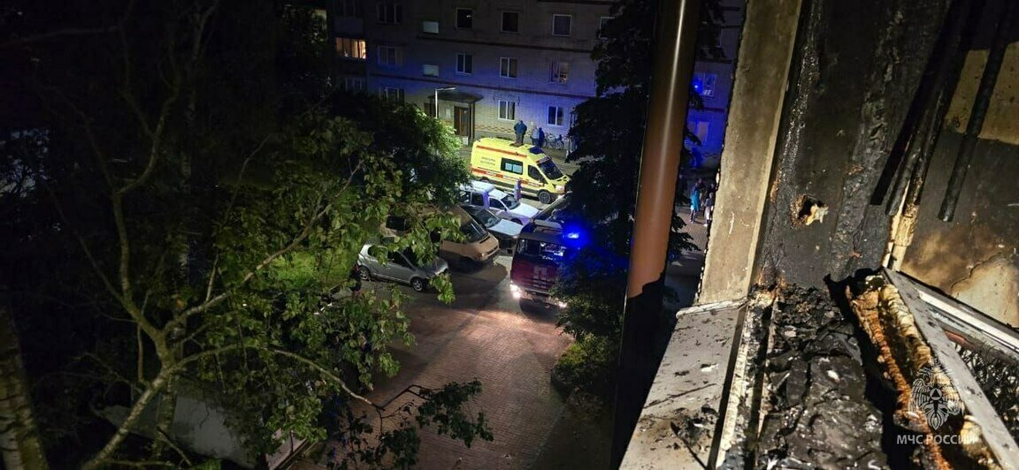 Вспыхнули мебель и пластиковые панели в потолке: подробности пожара в зеленоградской пятиэтажке (фото) - Новости Калининграда | Фото: МЧС региона
