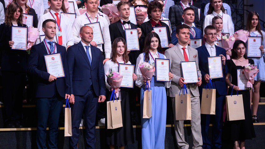 Медалистов 2025 года торжественно поздравили в Кафедральном соборе  | Фото: Александр Мелехов
