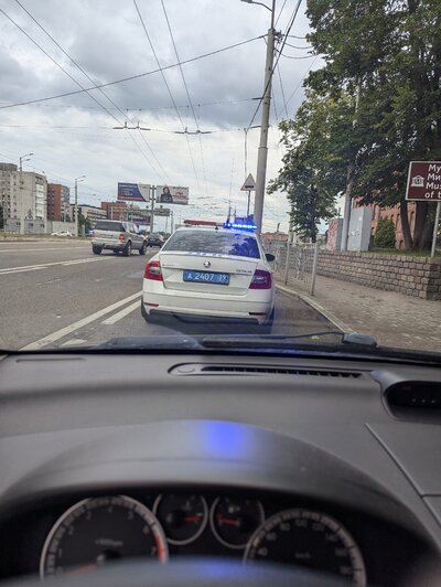 В Калининграде сотрудник ДПС услышал стук из проезжавшей мимо машины и помог водителю заменить колесо  - Новости Калининграда | Фото: Евгения Жолудь 