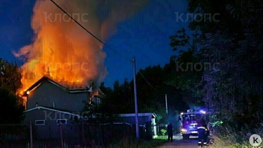 Из дома выскочили бабушка, мать с грудным ребёнком и старшим сыном: в калининградском СНТ ночью загорелся частный дом - Новости Калининграда | Фото: источник в экстренных службах региона