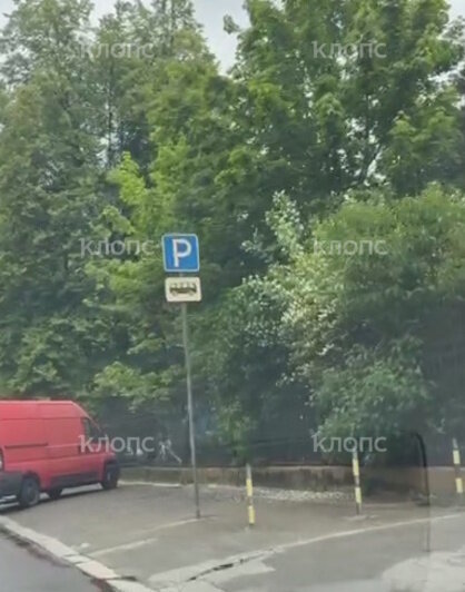 Так парковка это или тротуар: за Драмтеатром эвакуировали легковушку, водитель хочет оспорить решение в суде - Новости Калининграда | Фото читателя