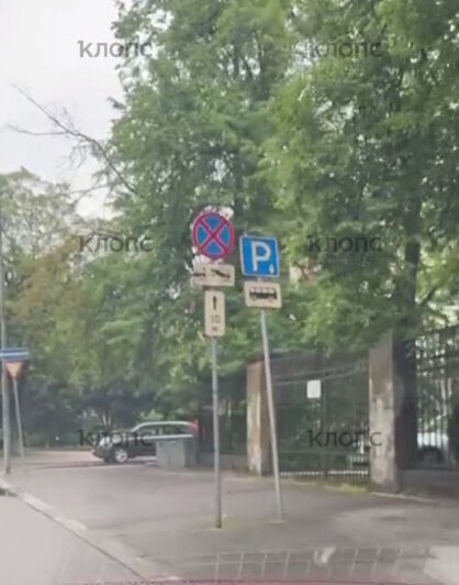 Так парковка это или тротуар: за Драмтеатром эвакуировали легковушку, водитель хочет оспорить решение в суде - Новости Калининграда | Фото читателя