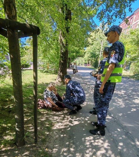 В Калининграде 30-градусная жара сбила с ног пенсионерку, ей на помощь поспешили мужчины в форме  - Новости Калининграда | Фото: Росгвардия Калининградской области 