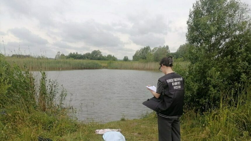 Место трагедии - озеро в пос. Некрасово, где утонула 8-летняя девочка | фото: региональный Следком