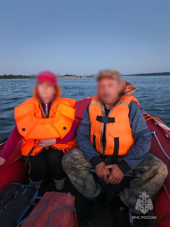 Семейная пара застряла в лодке в Калининградском заливе, рыбаков доставили на берег спасатели  - Новости Калининграда | Фото: МЧС Калининградской области 
