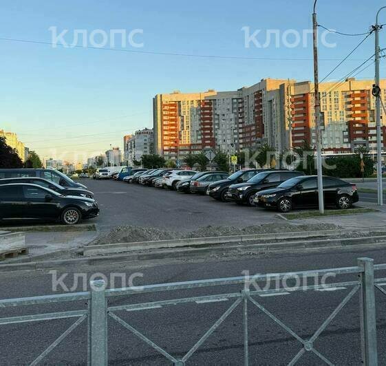 На Сельме — новый тупик: мэрия перекрыла выезд со стоянки, вызвав бурю эмоций у водителей - Новости Калининграда