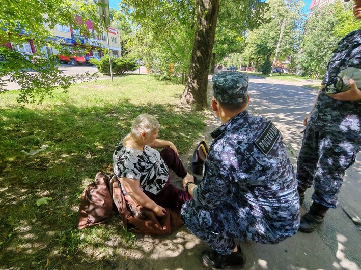 В Калининграде 30-градусная жара сбила с ног пенсионерку, ей на помощь поспешили мужчины в форме  - Новости Калининграда | Фото: Росгвардия Калининградской области 