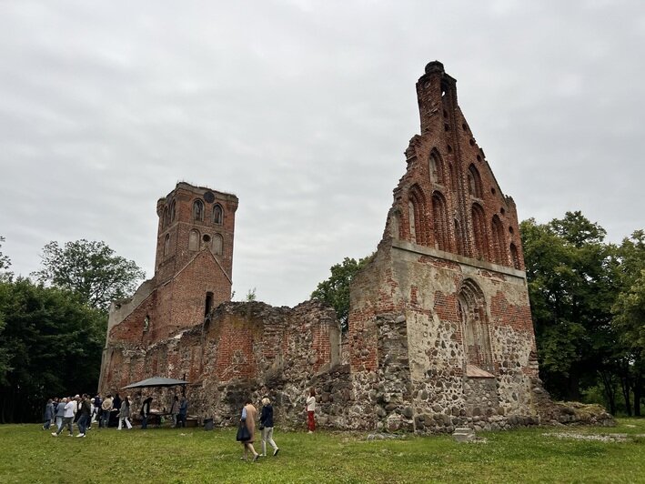 В Калининграде музыканты сыграли  в аэропорту и на руинах кирхи | Фото: Оксана Сазонова