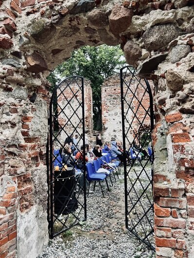 В Калининграде музыканты сыграли  в аэропорту и на руинах кирхи | Фото: Оксана Сазонова