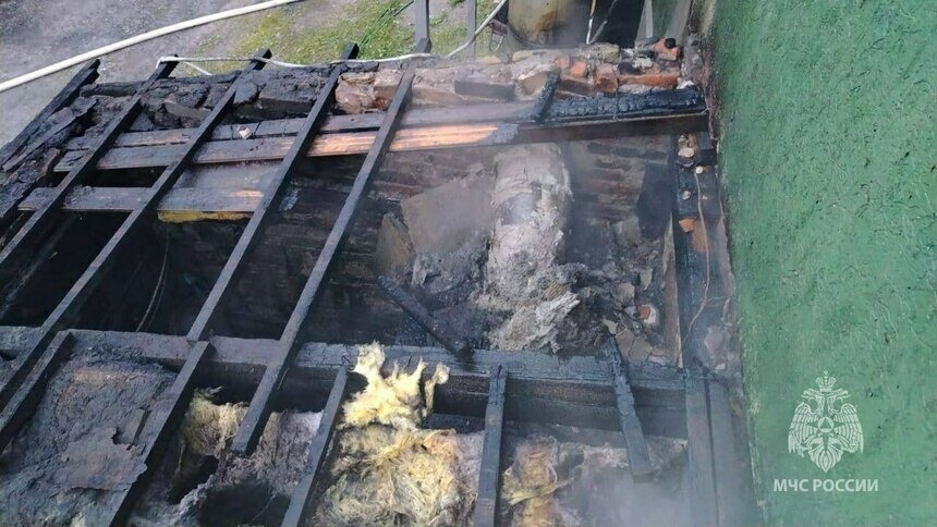 Эвакуировали 35 человек: в посёлке Дунаевка загорелась деревянная кровля и стены котельной при пансионате для пожилых людей - Новости Калининграда | Фото: МЧС