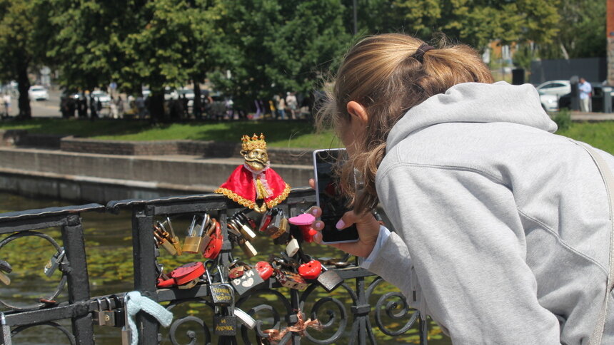 Дедушку Карла короновали ко дню города: москвичка сшила пурпурный наряд для калининградского хомлина (фото) - Новости Калининграда | Фото: Алёна Михайлова