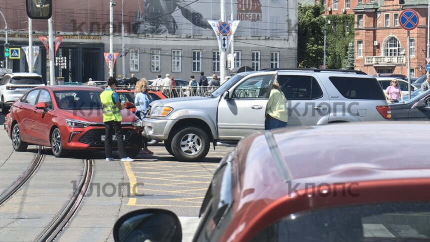 На площади Победы столкнулись седан и внедорожник, ДТП перекрыло движение в центре города  - Новости Калининграда | Фото: очевидец 
