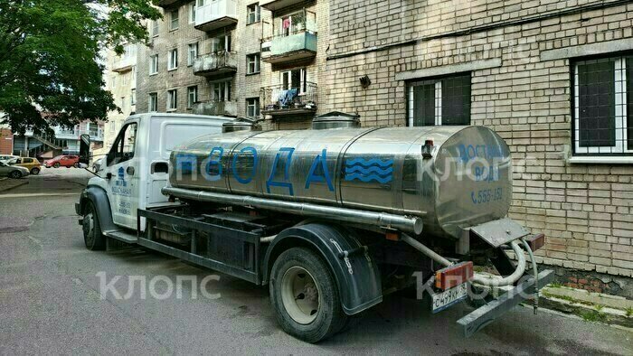 Лилось через люстры: в Калининграде из-за прорыва трубы 11 квартир остались без воды и света, а директор УК в отпуске (видео)   - Новости Калининграда | Фото: очевидец