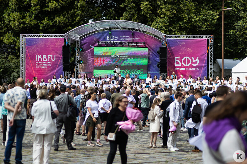 Шапки вверх: выпускники БФУ им. Канта получают дипломы под сводами Кафедрального собора (фоторепортаж) - Новости Калининграда | Фото: Александр Подгорчук / «Клопс»