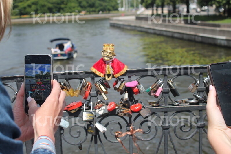 Дедушку Карла короновали ко дню города: москвичка сшила пурпурный наряд для калининградского хомлина (фото) - Новости Калининграда | Фото: Алёна Михайлова