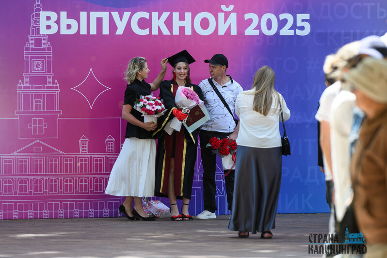 Конфедератки в небо: в калининградских вузах проходят выпускные (фото) | Фото: Александр Мелехов