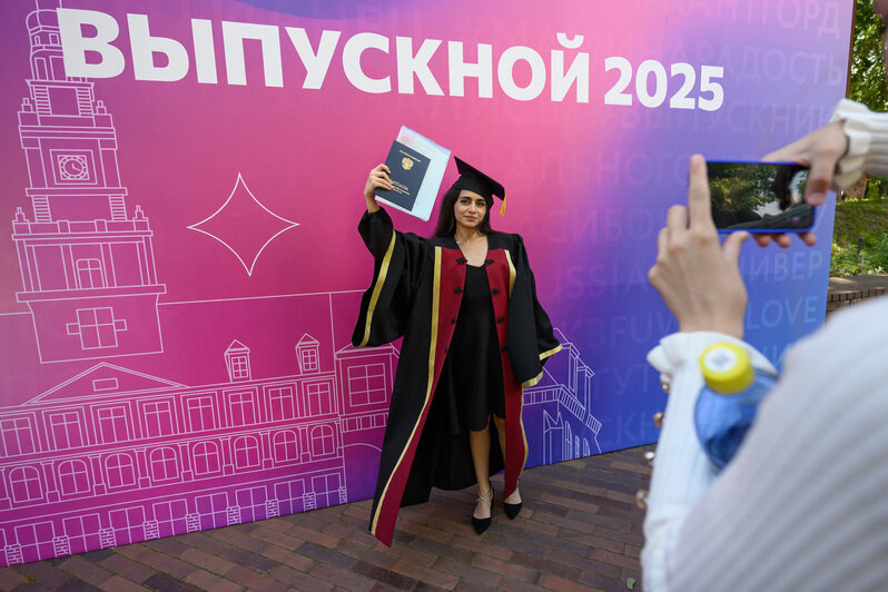 Конфедератки в небо: в калининградских вузах проходят выпускные (фото) | Фото: Александр Мелехов 