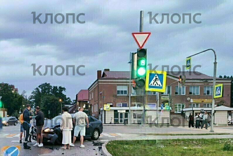 У водителя травма лица: в Гурьевске столкнулись две легковушки - Новости Калининграда | Фото: очевидец 