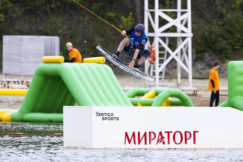 Мир вверх ногами и с морем брызг: в Калининградской области прошёл чемпионат по вейкборду (фоторепортаж) - Новости Калининграда | Фото: Александр Подгорчук / «Клопс»