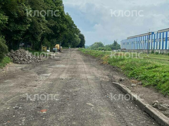 История под ковшом экскаватора: в Калининграде на Харьковской сняли аутентичные гранитные бордюры (фото)   - Новости Калининграда | Фото: очевидцы